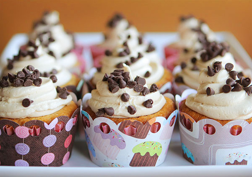 Không cần khuôn bạn cũng có thể tạo thành những chiếc cupcake đẹp nhờ cup giấy cứng